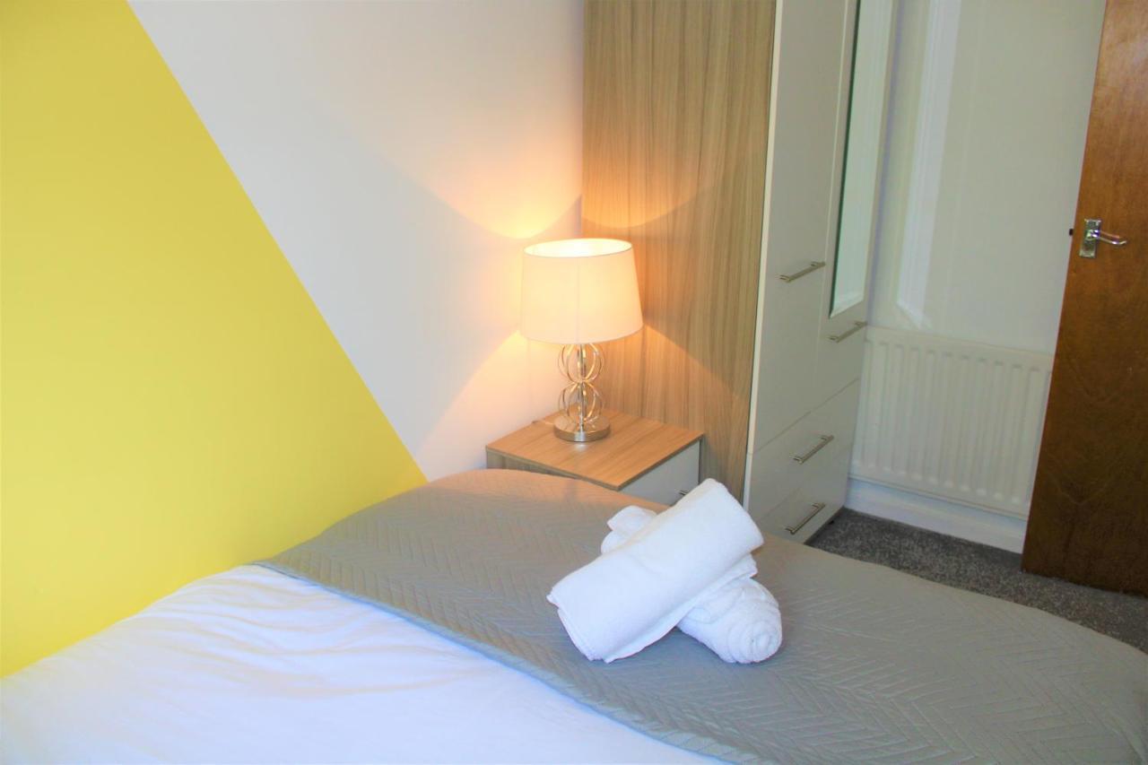 Homely And Budget Friendly 3 Bed House Sleeps 6 Free Parking! Milton Keynes Eksteriør billede