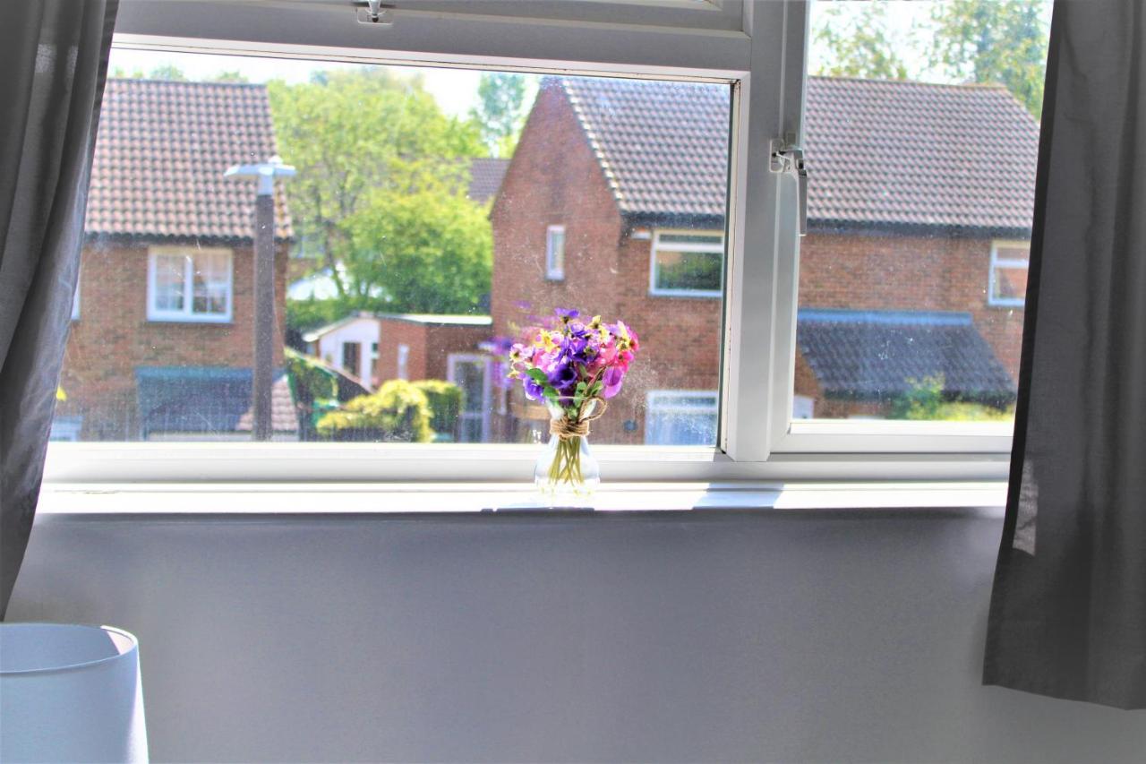 Homely And Budget Friendly 3 Bed House Sleeps 6 Free Parking! Milton Keynes Eksteriør billede