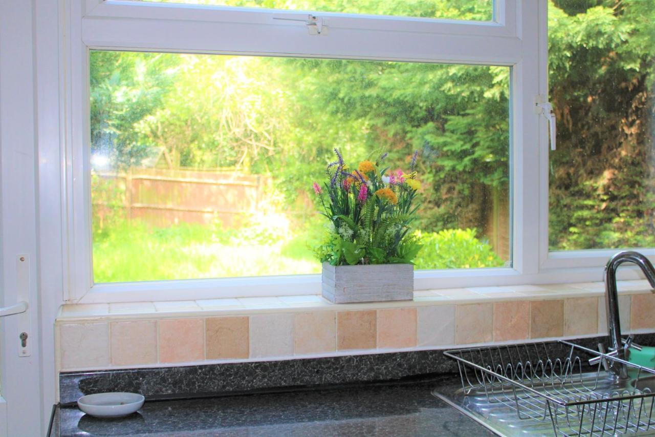 Homely And Budget Friendly 3 Bed House Sleeps 6 Free Parking! Milton Keynes Eksteriør billede