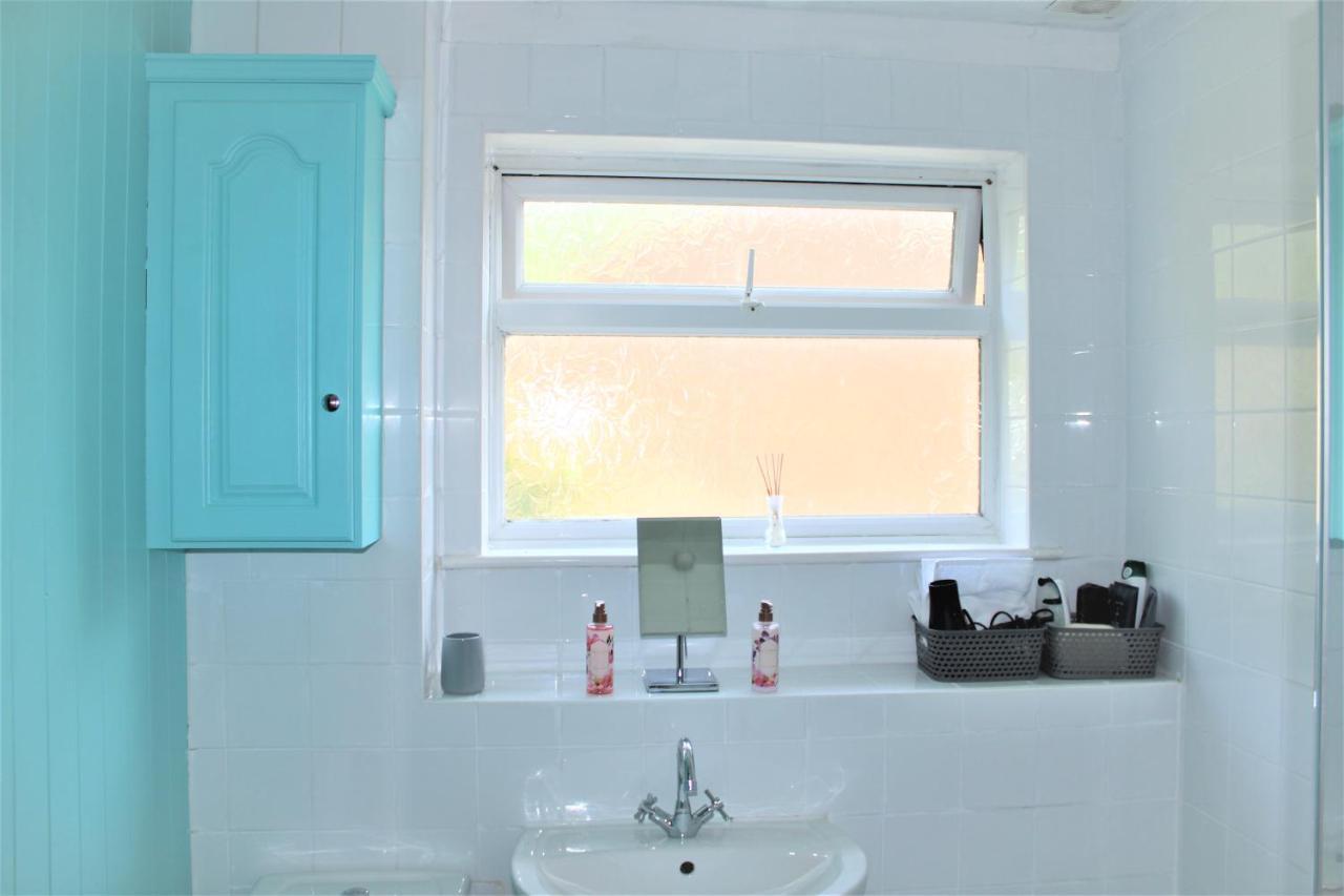 Homely And Budget Friendly 3 Bed House Sleeps 6 Free Parking! Milton Keynes Eksteriør billede