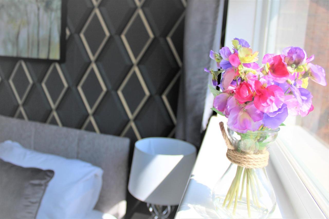 Homely And Budget Friendly 3 Bed House Sleeps 6 Free Parking! Milton Keynes Eksteriør billede